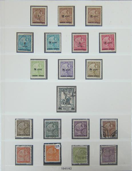 0263 (22).jpg -     Lote:    263      Colecção Especializada - Macau      Lotes Especiais       Descrição:      Macau   &mdash; Colecção montada em 3 álbuns quase completa do correio ordinário (faltam 13 selos) desde AF1 até AF1038 (1884/1999), sem correio aéreo, etiquetas, porteado, imposto postal e não emitidos. A colecção é composta por selos novos e usados indiferenciadamente, com séries mistas (novo/usado). Contém todos os blocos novos sem sinal de charneira incluindo 12 blocos Amizade Luso-Chinesa e 12 blocos Macau 1999 (CE BLC 1/76). Contém também as 50 folhas miniaturas novas sem sinal de charneira (FM 1/50). Valor total de catálogo Afinsa 2015 = &euro; 15.058,00, repartido por selos &euro; 12.382,00 + blocos &euro; 1.909,00 + Folhas Miniaturas &euro; 2.767,00. Duas folhas miniaturas com ligeiros pontos de óxido. Lote a ver.        Lote       Valor Base:     &euro; 5000,00     Valor Venda:     &euro;      